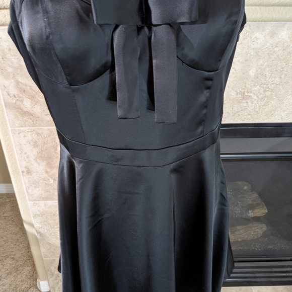 Classic satin look, spaghetti strap party dress. Estimated to be size: L - Picture 9 of 9